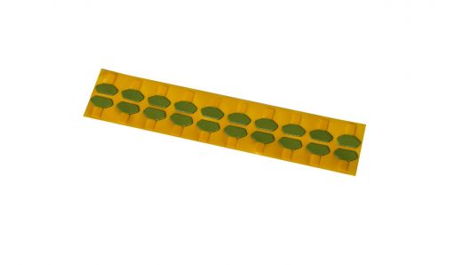 Selbstklebendes Teil mit Abziehlasche auf der Rolle